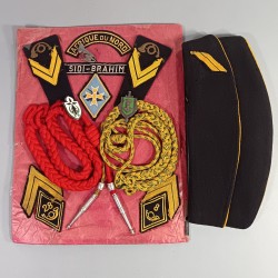 ENSEMBLE D'UN ANCIEN SERGENT DES CHASSEURS ALPINS FOURRAGERES CALOT INSIGNE EPAULETTES BANDES DE BRAS